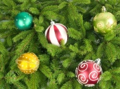 Christmas Balls on the Christmas Tree 1600x1200